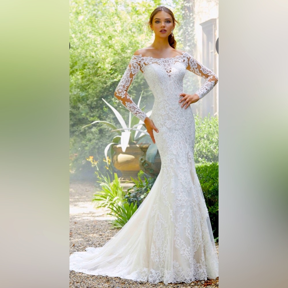 Beautiful Ivory Wedding Gown. Bride was a 5’4” size 2 when she wore it.